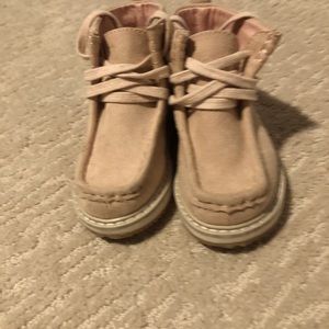 Gap size 6 blush boots
